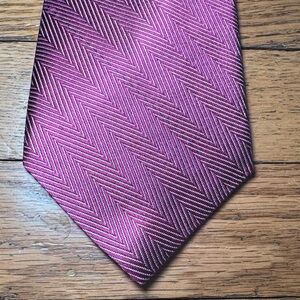 Gorgeous Lauren Ralph Lauren Pink Silk Herringbone Tie